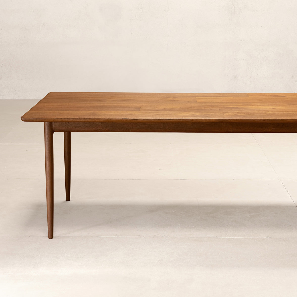 Tangāli Dining Table - 6 Seater